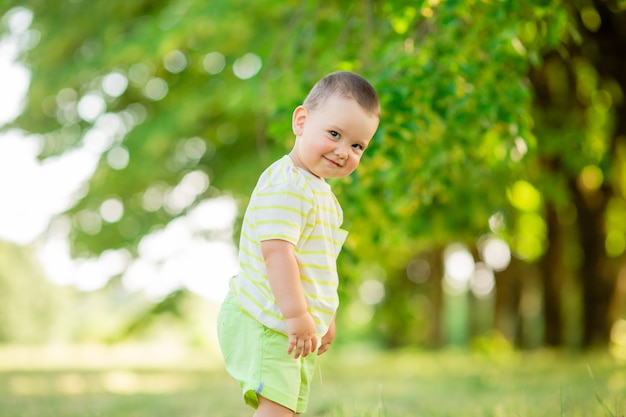 Menino em um passeio no parque