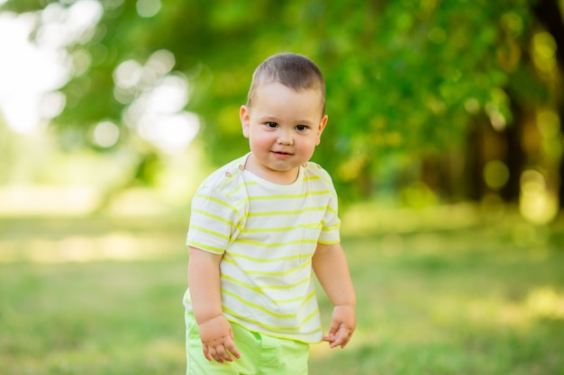 Menino em um passeio no parque