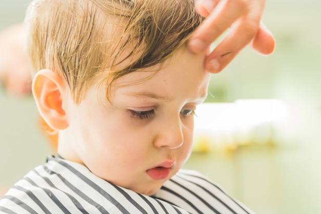 Foto menino em um salão de cabeleireiro