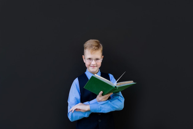 menino em uniforme escolar com livros de volta às aulas