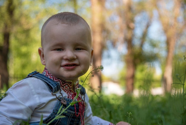 Menino em vyshyvanka ucraniano no parque