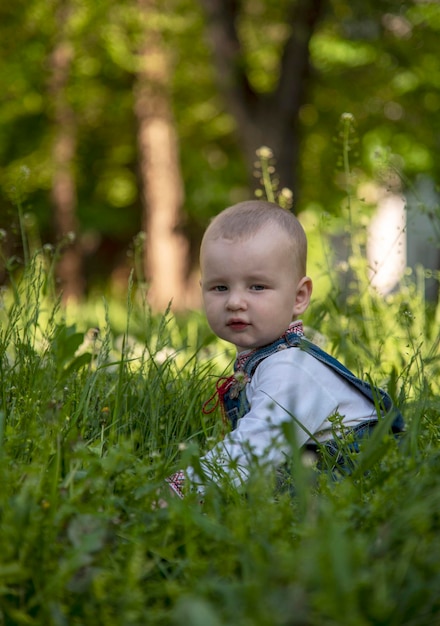 Foto menino em vyshyvanka ucraniano no parque