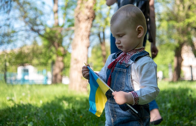 Menino em vyshyvanka ucraniano no parque