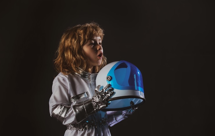 Foto menino engraçado brincando de astronauta ou astronauta
