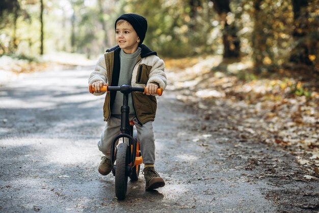 Menino ensinando a andar de bicicleta no parque