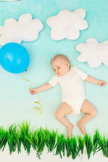 Menino entre as nuvens com um balão dormindo