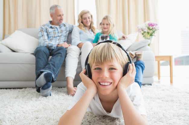 Menino escutando música no chão