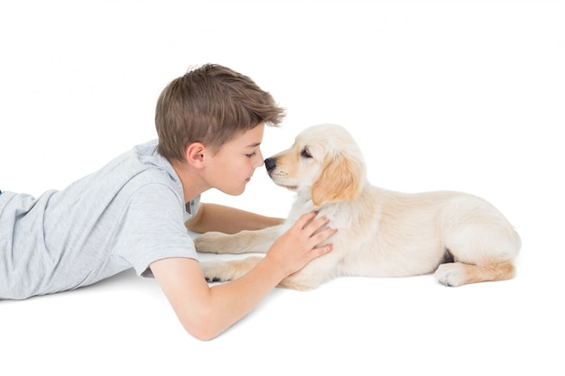 Menino esfregando nariz com cachorro sobre fundo branco