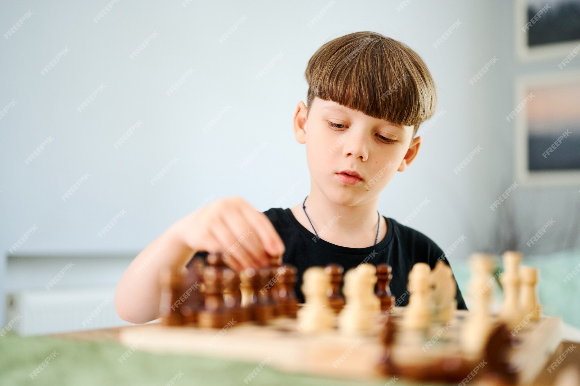 Garoto esperto aprende a jogar xadrez sozinho em seu quarto em casa