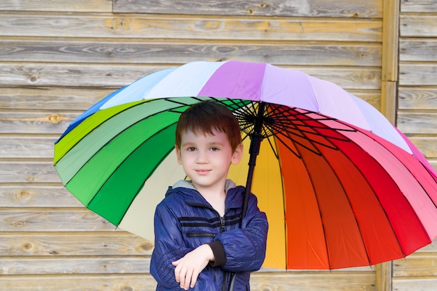 Menino está sob um guarda-chuva