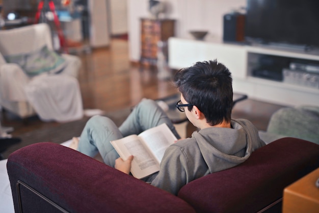 Menino estudante, leitura