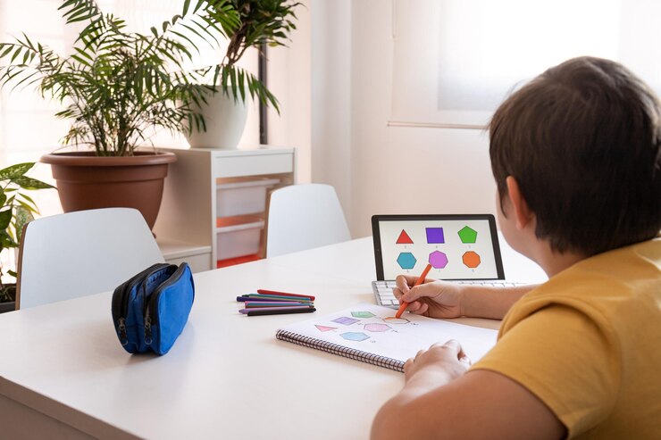 Foto menino fazendo atividades escolares em casa usando novas tecnologias