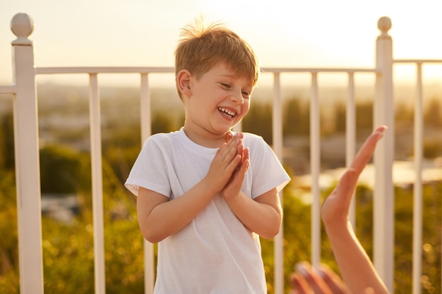 Menino feliz brincando com os pais no terraço