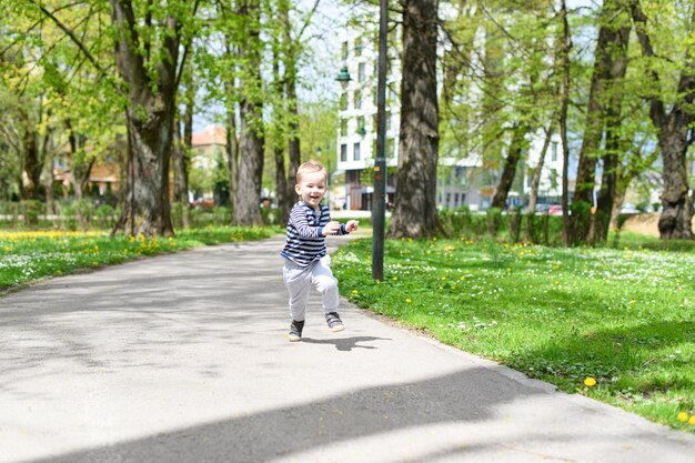 Menino feliz brincando no parque