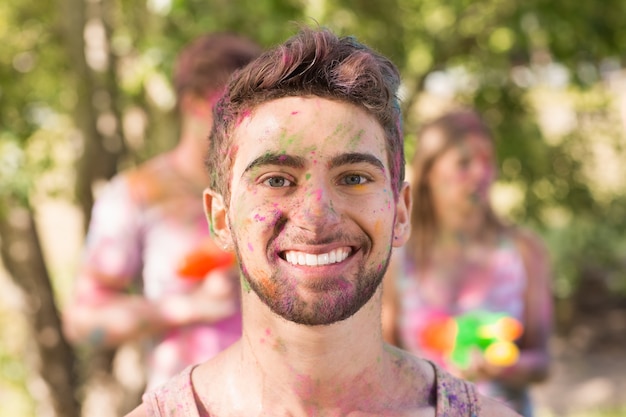 Menino feliz coberto de tinta em pó