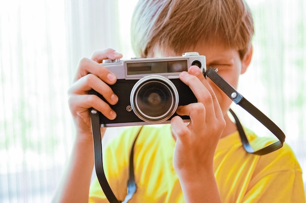 Menino feliz com uma camera