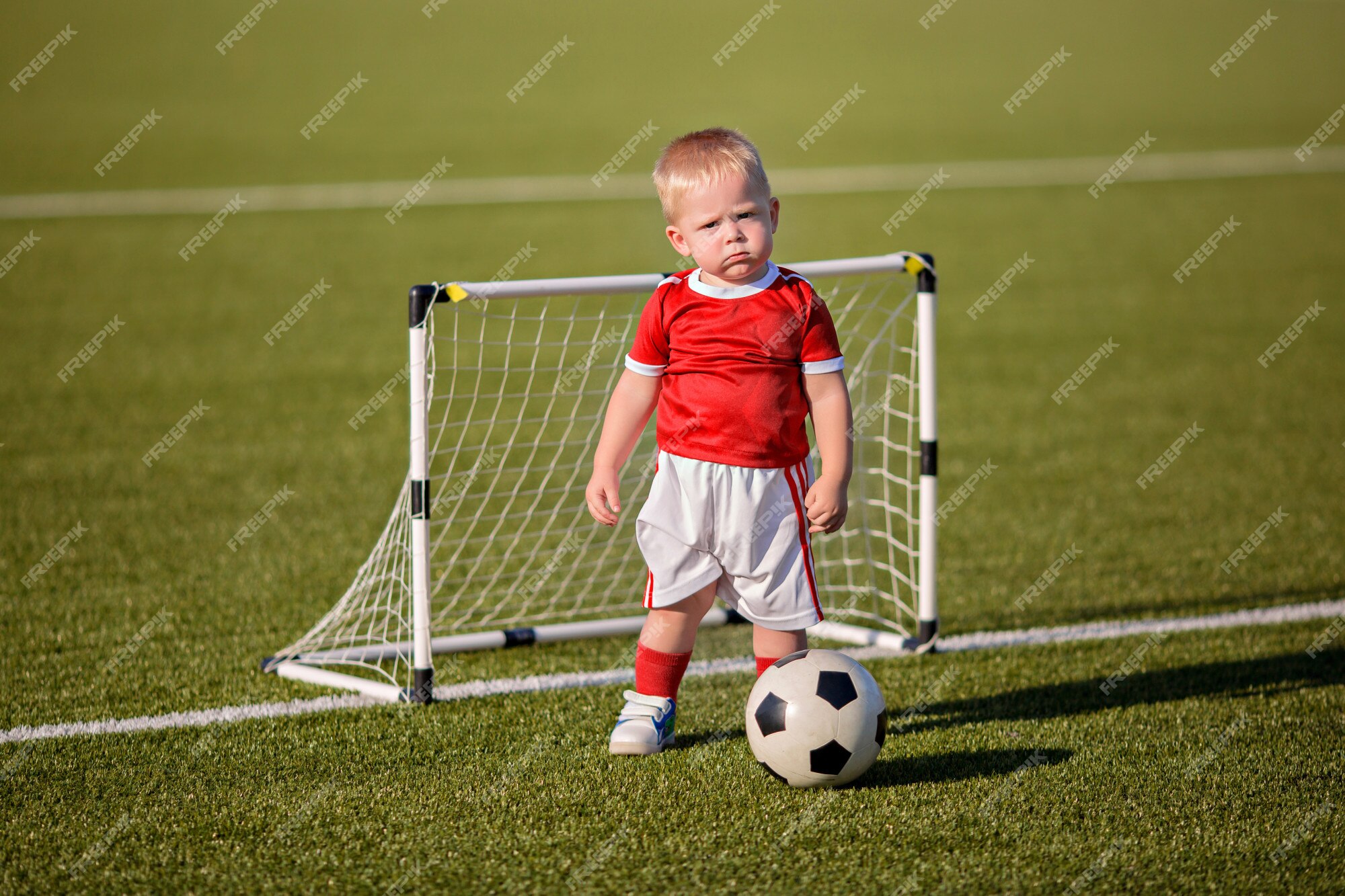 menino de pé com bola no campo de futebol pronto para começar ou jogar novo  jogo - conceito de jogador esportivo 8741739 Foto de stock no Vecteezy