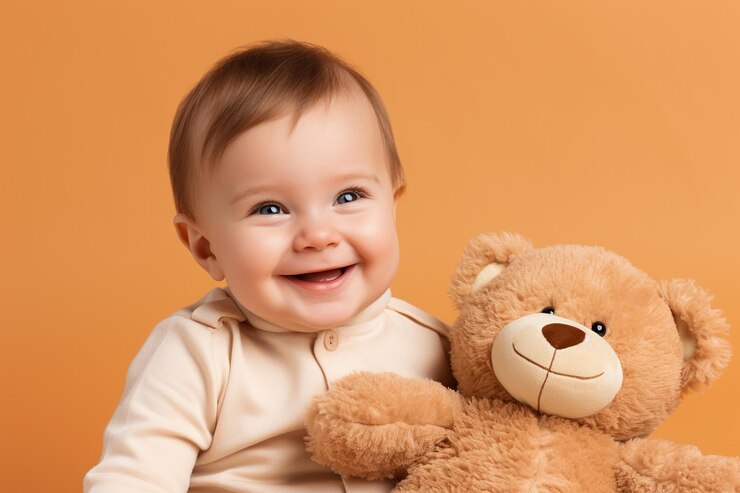 Foto menino feliz com ursinho de pelúcia em fundo de pêssego
