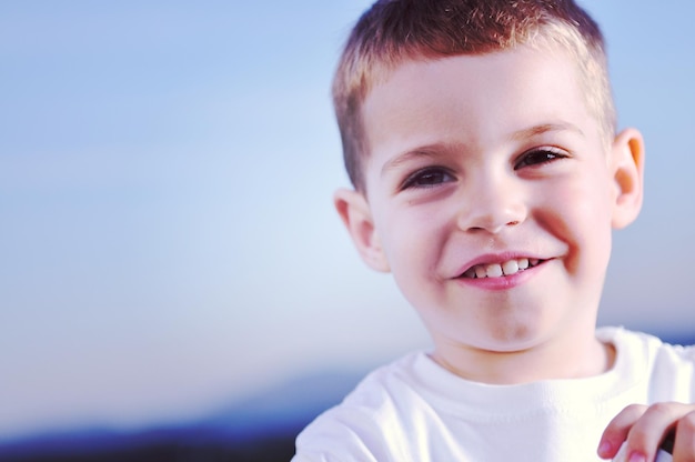 Menino feliz criança retrato ao ar livre