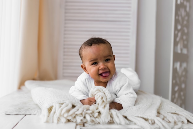 Foto menino feliz da criança da raça mista. adorável menina afro-americana olhando. pessoas negras.