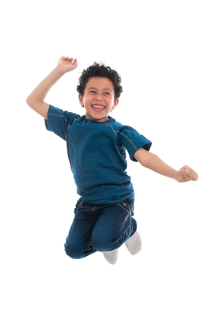 Foto menino feliz e ativo pulando de alegria