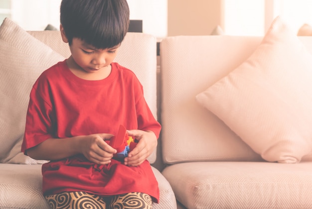 Menino feliz, empilhando blocos brinquedo, ligado, um, sala de estar, para, educacional, brinquedo