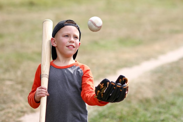 Menino feliz jogando beisebol conceito esporte saúde