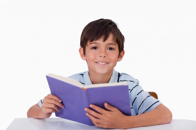 Menino feliz lendo um livro