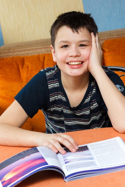 Menino feliz lendo um livro