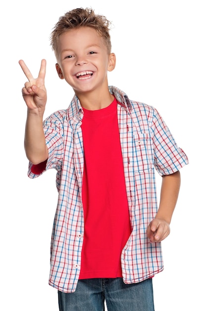 Foto menino feliz mostrando sinal de vitória isolado em fundo branco