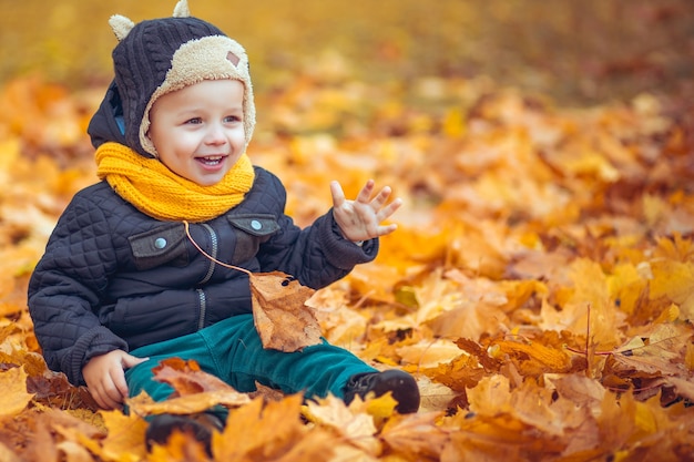 Menino feliz no parque de outono