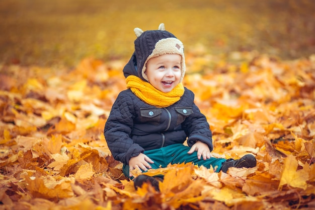 Menino feliz no parque de outono