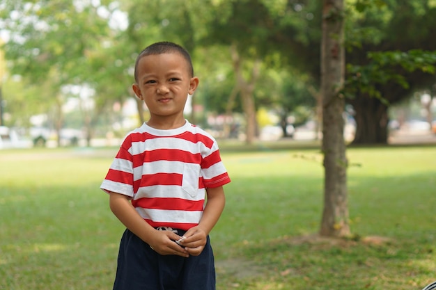 Menino feliz no parque