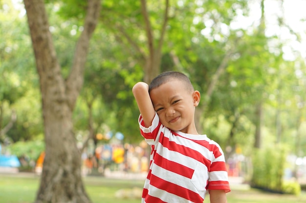 Menino feliz no parque