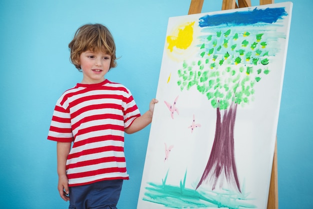 Menino feliz pintando sua foto