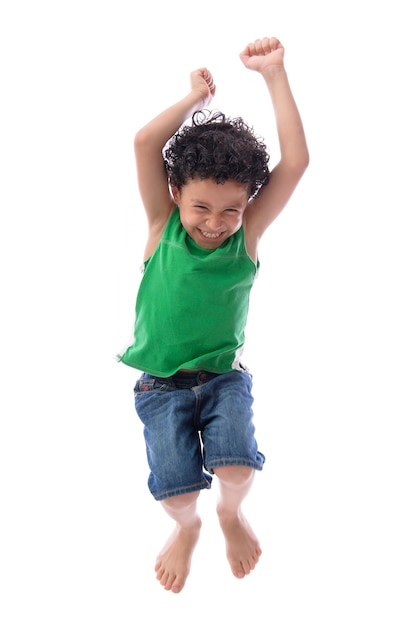 Foto menino feliz pulando com uma camiseta verde
