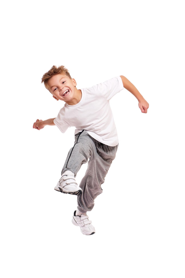 Foto menino feliz saltando isolado em fundo branco