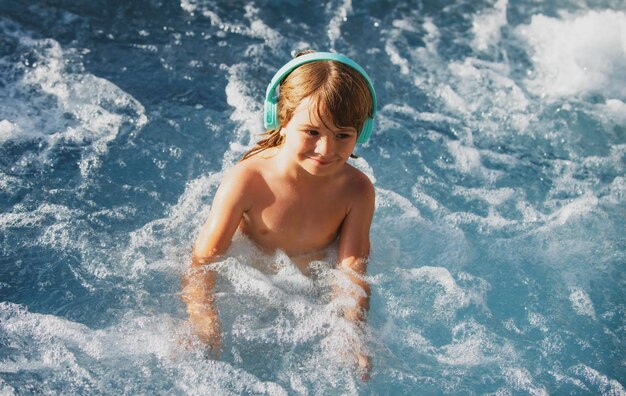 Menino feliz se divertindo na piscina de verão Férias em família