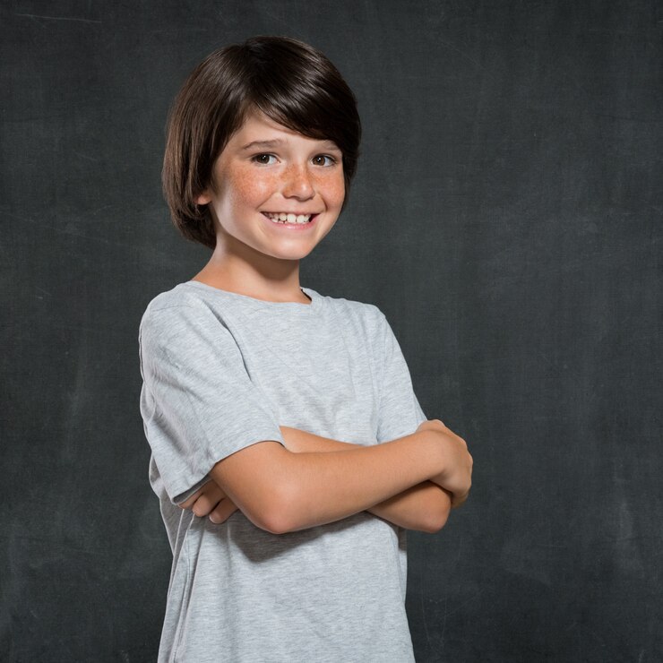 Foto menino feliz sorrindo