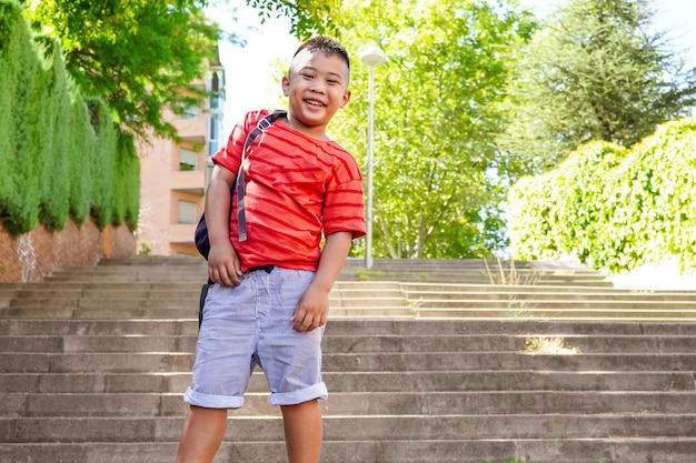 Menino filipino com mochila a caminho da escola