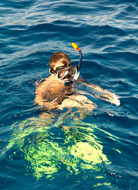 menino flutua no mar...