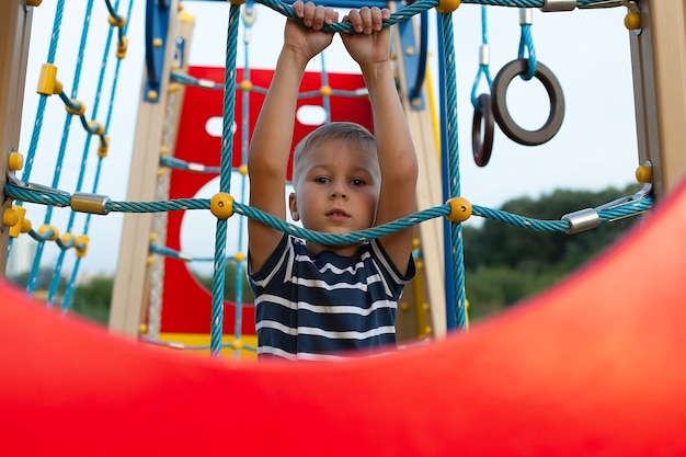 Menino fofo brincando no parquinho