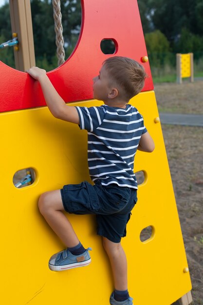 Menino fofo brincando no parquinho