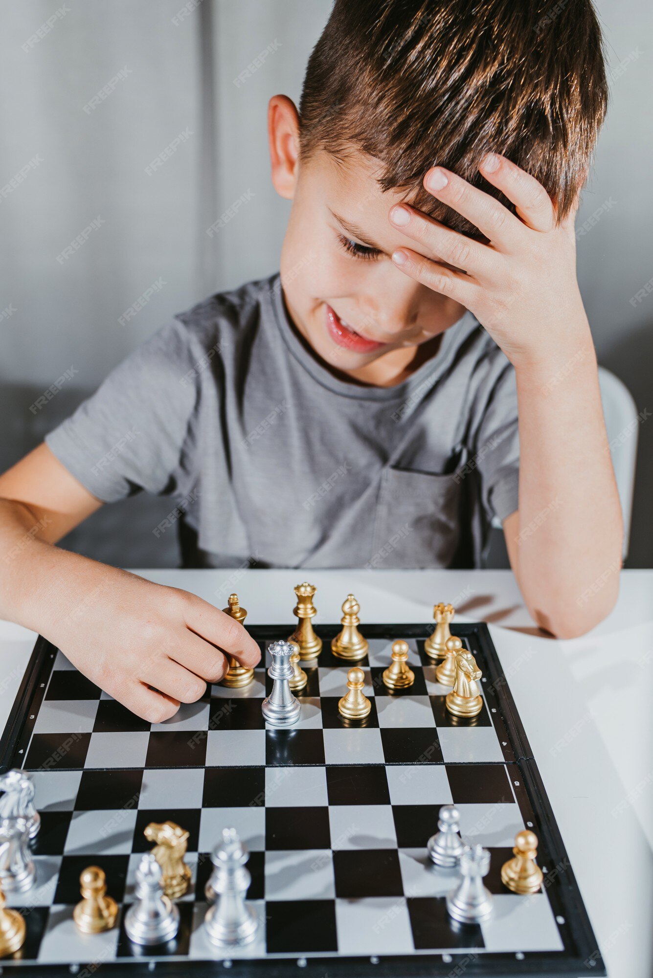 Menino Aprender A Jogar Xadrez. Criança Sentado À Mesa Em Casa Perto Do  Tabuleiro De Xadrez. Desenvolvimento Precoce. Conceito De Educação  Pré-escolar. Foto Royalty Free, Gravuras, Imagens e Banco de fotografias.  Image