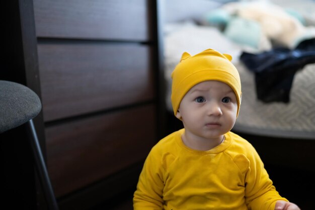 Menino fofo perto brincando em casa, estilo de vida