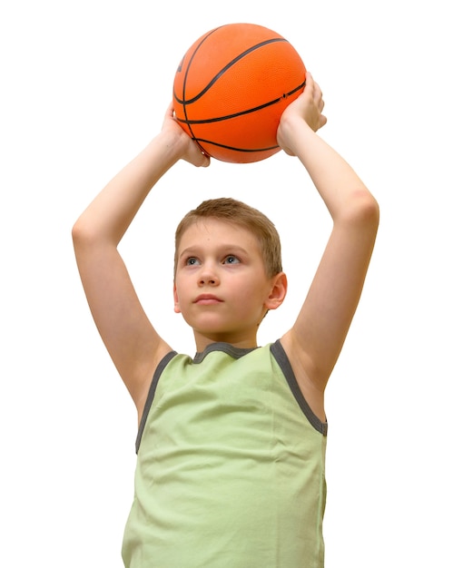 Menino fofo segurando o basquete isolado