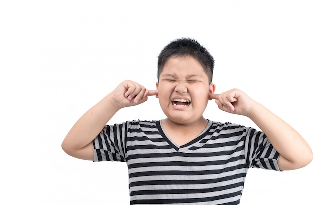 Menino gordo obeso, cobrindo as orelhas, ignorando o barulho irritante isolado