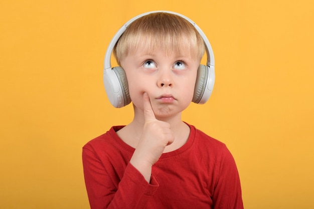 menino gosta de música em fones de ouvido