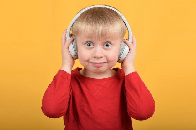 menino gosta de música em fones de ouvido
