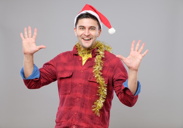 Menino hippie no chapéu de Natal